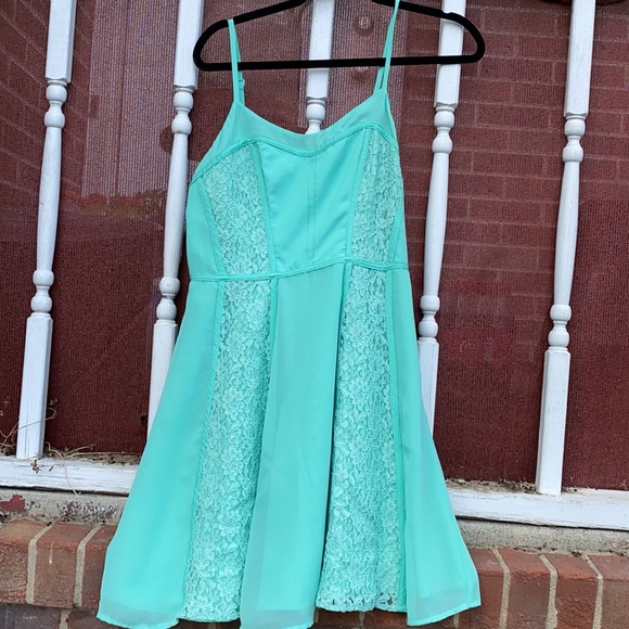 Mint green dress with lace details - Picture 2 of 5